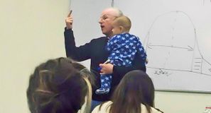 Студентка пришла на занятия с ребенком, потому что у нее не было денег на няню. Когда он заплакал, профессор взял его на руки и успокоил, не прерывая лекции.   Источник: http://www.adme.ru/zhizn-nauka/kogda-uchitel-dejstvitelno-krut-870060/ © AdMe.ru