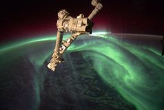 18. Северное сияние из космоса. Фотография NASA/Joe Acaba.